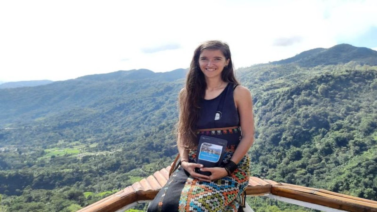 Seorang wisatawan mancanegara mengabadikan momen foto di Bukit Porong Tedeng, Desa Wisata Coal, Manggarai Barat, NTT beberapa waktu lalu. (ANTARA/HO-Dokumentasi Pribadi)