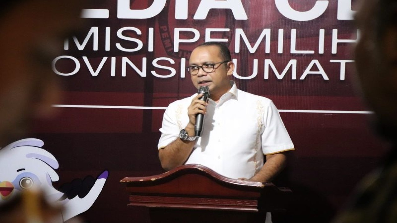 Desrio Putra gelar jumpa pers usai menyerahkan syarat dukungan ke KPU Sumbar. (ANTARA/ HO Gusdi Rico)