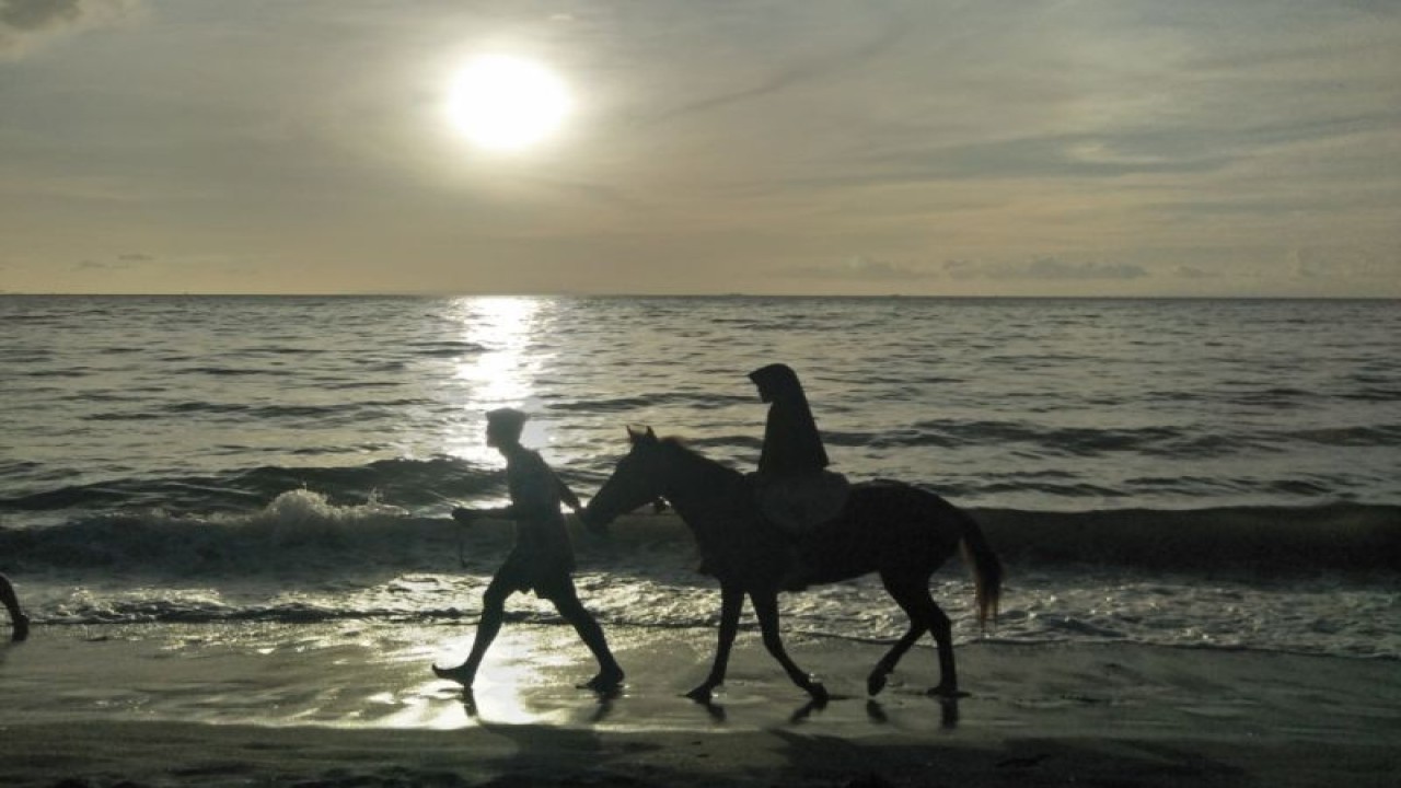 Destinasi Wisata di Pantai Tanjung Bias, Kabupaten Lombok Barat, Nusa Tenggara Barat (FOTO ANTARA/Akhyar)