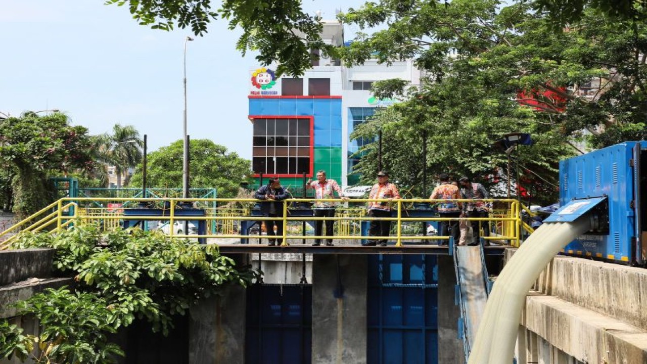 Wali Kota Jakarta Pusat Dhany Sukma meninjau pintu air Cempaka Mas, Jalan Letjen Suprapto, Kelurahan Sumur Batu, Kecamatan Kemayoran, Jakarta Pusat, untuk melihat kesiapan pengendalian banjir Jumat (16/12/2022). ANTARA/HO-Pemerintah Kota Jakarta Pusat