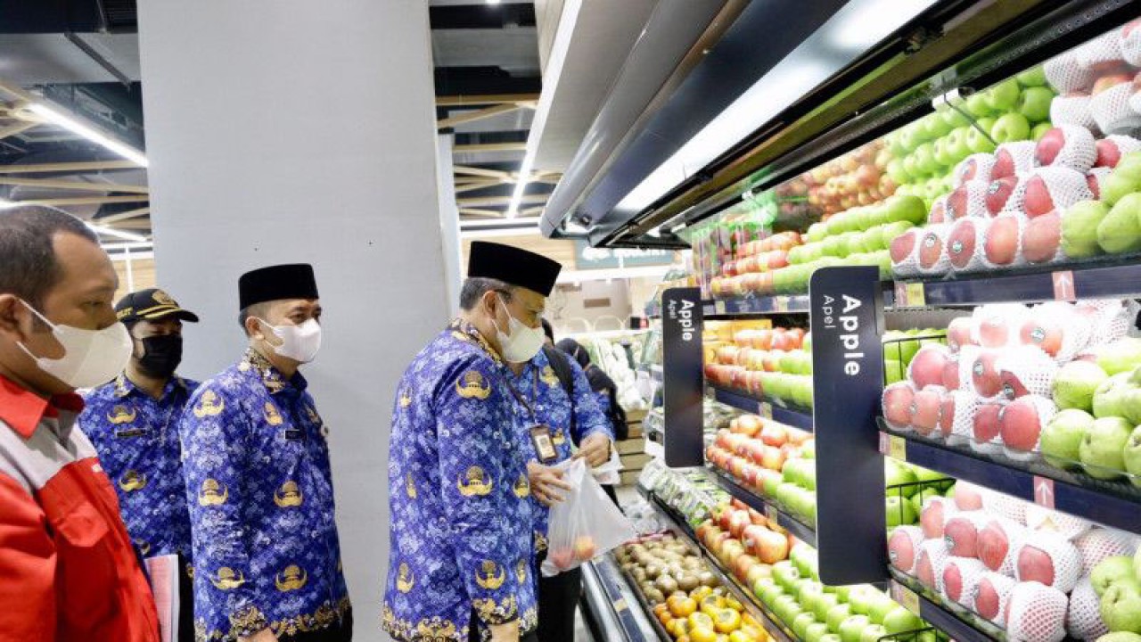 Wali Kota Administrasi Jakarta Pusat Dhany Sukma melakukan pengawasan keamanan pangan di pasar modern Green Pramuka Square, Jakarta Pusat, Senin (19/12/2022). (ANTARA/HO-Pemerintah Kota Jakarta Pusat)