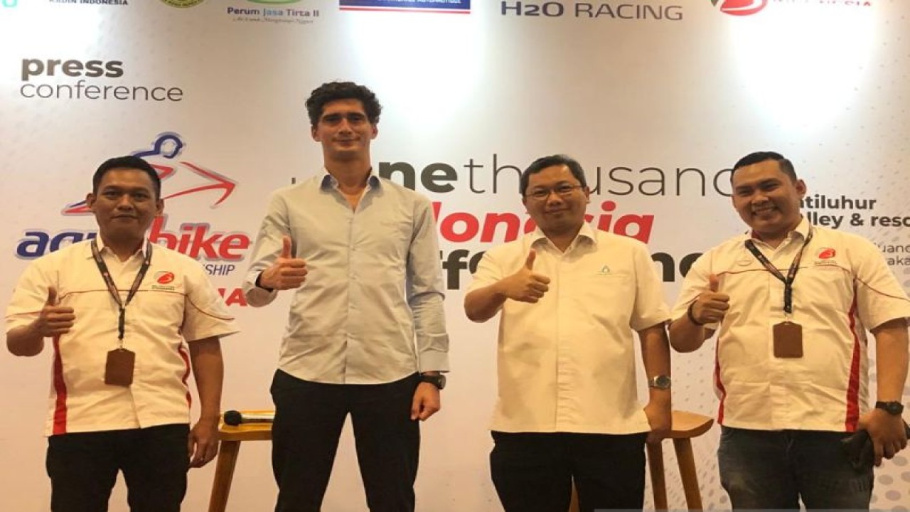 (Kiri ke kanan) Direktur Operasional Big Brother Indonesia Diki Suhendar, Direktur Union International Motonautique (UIM) Raimondo Di SanGermano, General Manager Unit Usaha Pariwisata & Hotel Jasa Tirta II Dadan Hidayat, dan Direktur Eksekutif Komersial Big Brother Indonesia Moch Yusuf Briliant saat meresmikan ajang Kejuaraan Dunia Aquabike 2023 di Purwakarta, Jawa Barat, Senin. (ANTARA/Roy Rosa Bachtiar)
