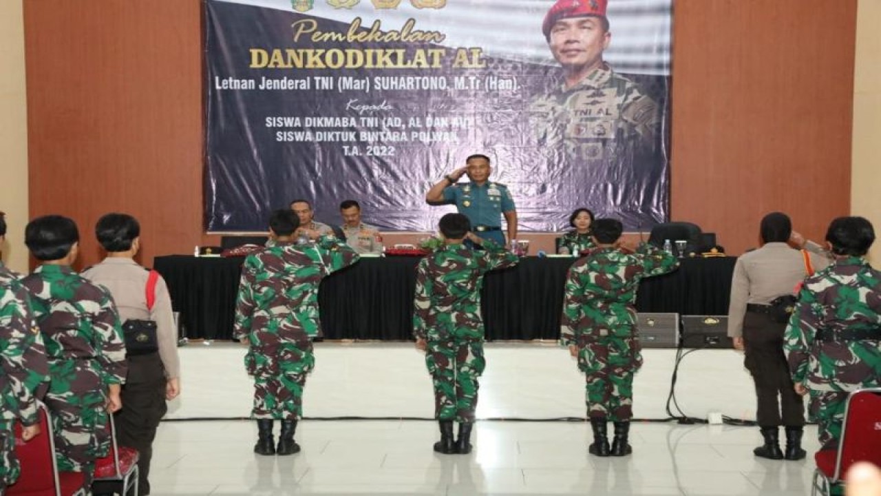 Komandan Pembinaan Doktrin Pendidikan dan Latihan (Dankodiklat) TNI AL Letjen TNI (Mar) Suhartono mengunjungi peserta Diklat Integrasi TNI dan Polri di Sepolwan Polri, di Jakarta, Rabu (14/12/2022). (ANTARA/HO-Divisi Humas Polri)