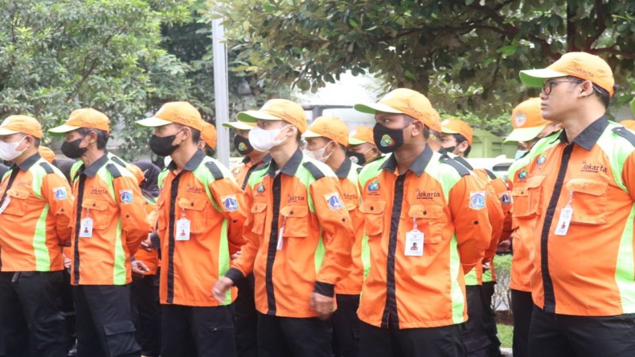 Suku Dinas Lingkungan Hidup Jakarta Selatan mengerahkan ratusan personel untuk menjaga kebersihan lingkungan saat puncak perayaan malam tahun baru, Jakarta, Kamis (29/12/2022). ANTARA/HO-Kominfotik Jakarta Selatan