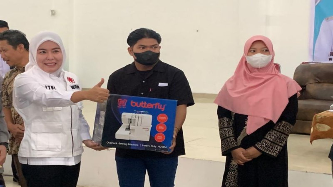 Wakil Wali Kota Palembang Fitrianti Agustinda menyerahkan bantuan secara simbol kepada pelaku Industri Kecil Menengah (IKM) di Palembang, Rabu (14/12/2022). (ANTARA/Ahmad Rafli Baiduri)