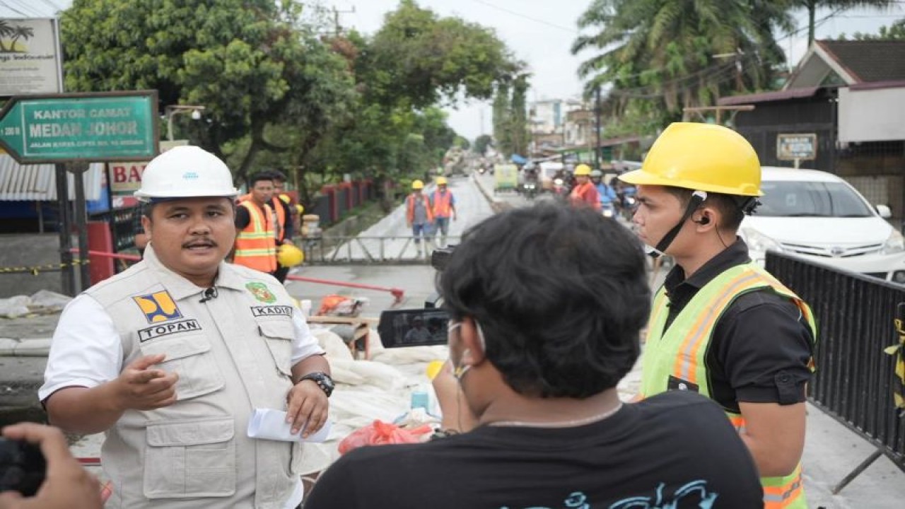 Kepala Dinas PU Kota Medan Topan OP Ginting (kiri) ketika meninjau ruas jalan rigid beton di Jalan Karya Jaya, Medan, Sumatera Utara. (ANTARA/HO-Diskominfo Kota Medan)
