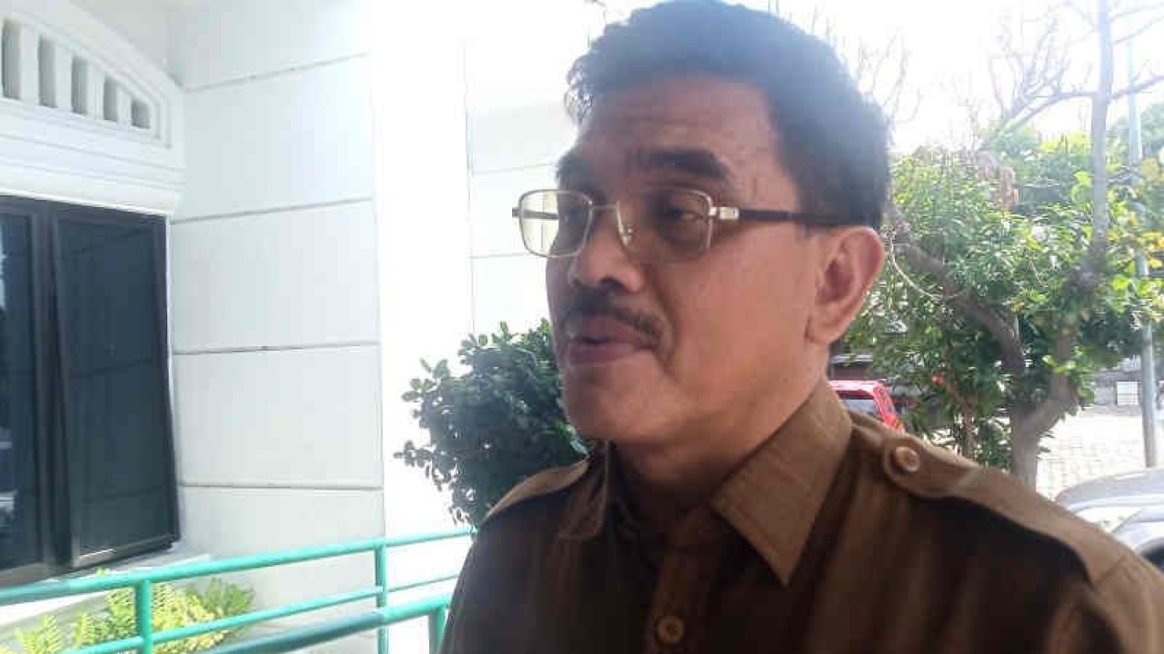 Kepala Dinas Koperasi Usaha Kecil Menengah Perdagangan dan Perekonomian (DKUKMPP) Kota Cirebon, Jawa Barat Iing Daiman memberi keterangan kepada media di Cirebon, Jawa Barat. (ANTARA/Khaerul Izan)