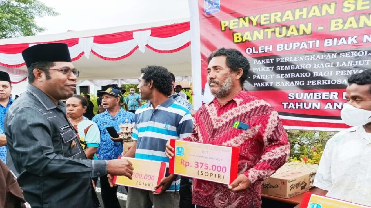 Penerima program bantuan langsung tunai Pemkab Biak Numfor tahun 2022 untuk sopir angkutan, tukang ojek dan nelayan dilakukan Bupati Biak Herry Ario Naap di Biak,Senin (12/12/2022). FOTO ANTARA/Muhsidin