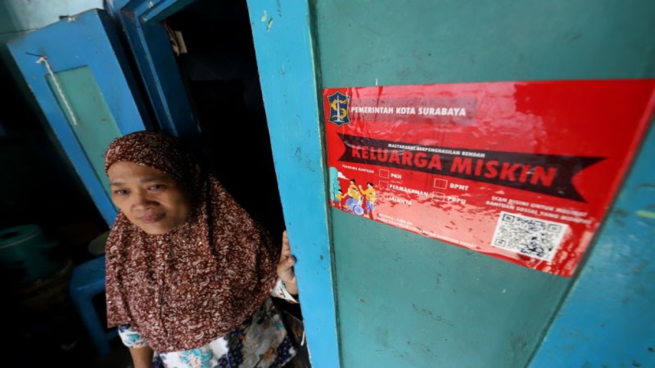 Rumah keluarga miskin penerima bantuan sosial di Kota Surabaya, Jawa Timur, pada Rabu (28/12/2022) dipasangi stiker oleh pemerintah kota. (ANTARA/HO-Diskominfo Surabaya)