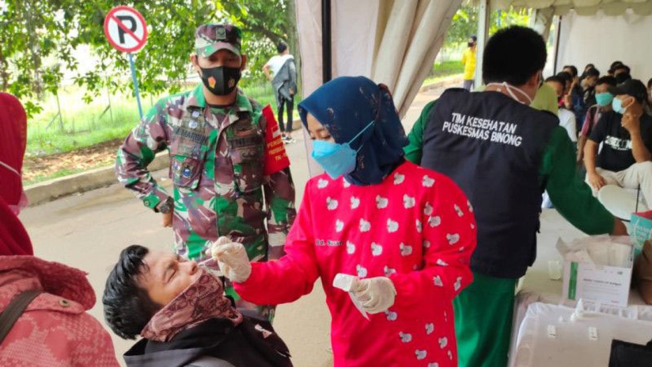 Ilustrasi - Petugas kesehatan dari Dinkes Kabupaten Tangerang, Provinsi Banten, saat melakukan pemeriksaan di posko pantau COVID-19. (FOTO ANTARA/Azmi Samsul Maarif)