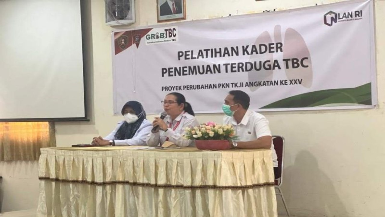 Dinas Kesehatan (Dinkes) Ambon melatih kader melakukan penjaringan dan penemuan kasus TBC mencapai target eliminasi TBC tahun 2030. ANTARA/Penina F Mayaut.