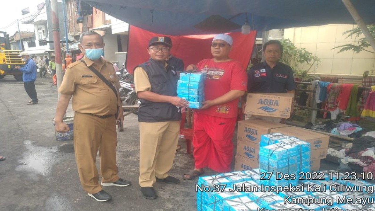 Suku Dinas Sosial Jakarta Timur menyerahkan bantuan logistik bagi korban kebakaran di Jatinegara, Jakarta, Rabu (28/12/2022). ANTARA/HO-Sudin Sosial Jakarta Timur