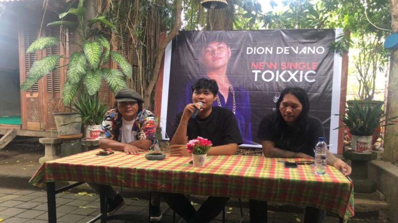 Penyanyi rap Dion Devano (tengah) saat mengenalkan lagunya soal sisi gelap media sosial di Denpasar, Bali, Kamis (29/12/2022). ANTARA/Ni Putu Putri Muliantari