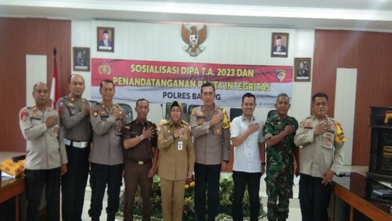 Kepala Polres Batang AKBP Mochamad Irwan Susanto bersama Penjabat Bupati Batang Lani Dwi Rejeki dan PJU Polres dan Perwakilan Kejari Batang melakukan salam presesi usai acara Sosialisasi DIPA 2023 dan Penandatanganan Pakta Integritas di Batang, Jawa Tengah, Selasa (27-12-2022). ANTARA/Kutnadi