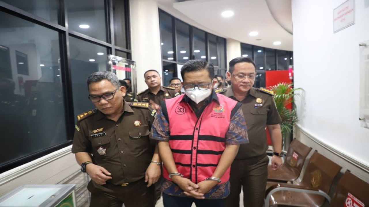 Direktur Operasi II PT Waskita Karya (persero) Tbk. periode 2018 sampai dengan sekarang Bambang Rianto berjalan keluar ruang pemeriksaan setelah ditetapkan sebagai tersangka korupsi penyimpangan penggunaan fasilitas pembiayaan beberapa bank, Senin (5/12/2022). (ANTARA/HO-Puspenkum Kejagung)