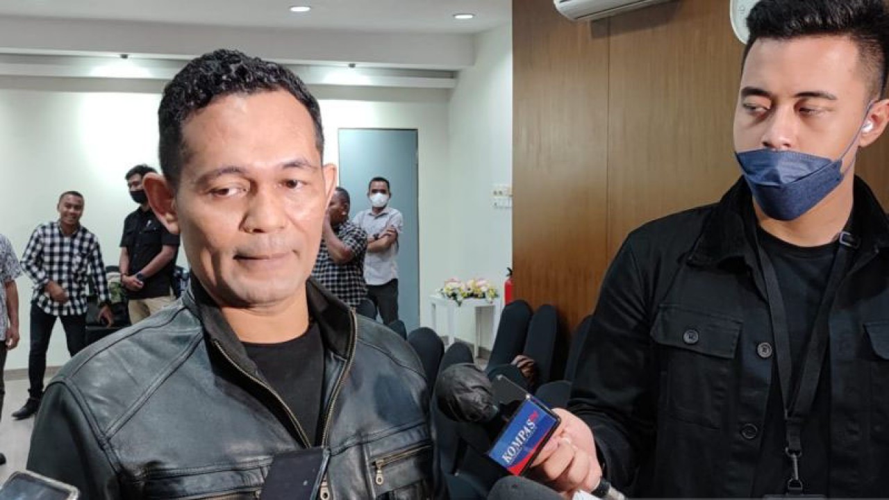 Direktur Eksekutif LPI Boni Hargens saat memberikan keterangan pers usai memaparkan hasil survei bertajuk "Spektrum Potensi Ancaman Nasional Tahun 2023", di Jakarta, Jumat (23/12/2022). ANTARA/Syaiful Hakim