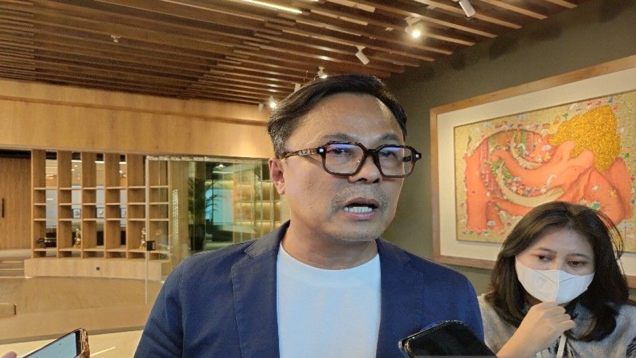 Direktur Utama InJourney Dony Oskaria menyampaikan keterangan kepada awak media di Jakarta, Senin (5/12/2022). ANTARA/Aji Cakti