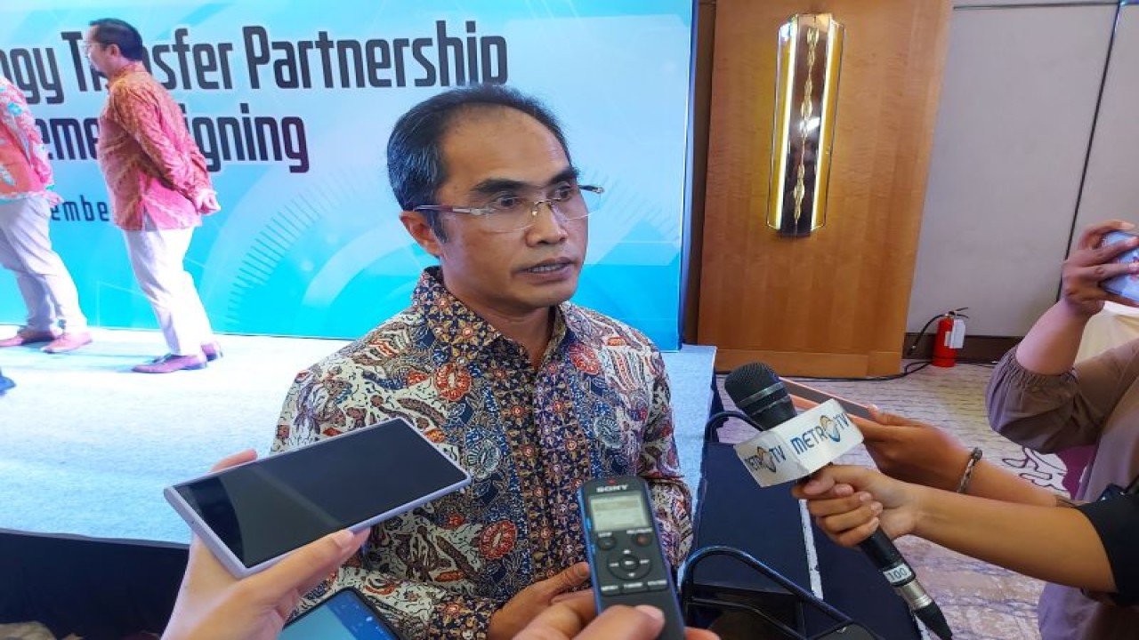 Direktur Utama PT Bio Farma Honesti Basyir saat menyampaikan keterangan kepada wartawan terkait metode baru deteksi kanker serviks via urine di Jakarta, Selasa (13/12/2022). (ANTARA/Andi Firdaus).
