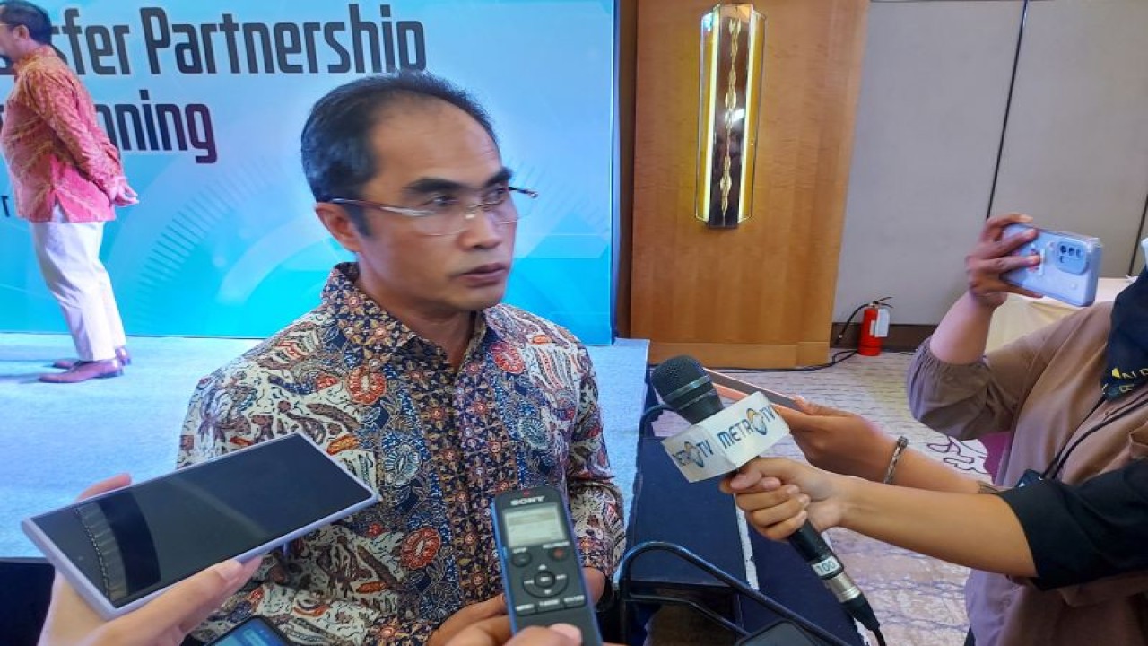 Direktur Utama PT Bio Farma Honesti Basyir saat menyampaikan keterangan kepada wartawan di Jakarta, Selasa (13/12/2022), terkait kekosongan stok vaksin Sinovac di Indonesia untuk anak usia 6--11 tahun. (ANTARA/Andi Firdaus).