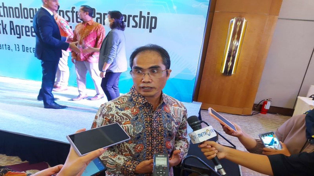 Direktur Utama PT Bio Farma (Persero) Honesti Basyir saat menyampaikan keterangan kepada wartawan terkait kerja sama transfer teknologi dengan perusahaan farmasi asal AS Merck Sharp & Dohme (MSD) di Jakarta, Selasa (13/12/2022). (ANTARA/Andi Firdaus).