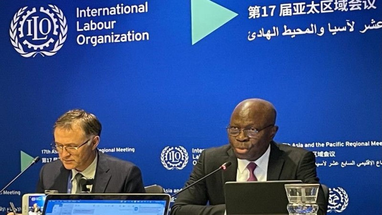 Dirjen Organisasi Perburuhan Internasional (ILO) Gilbert F Houngbo (kanan) menyampaikan keterangan pers jelang Pertemuan Regional ILO Asia Pasifik di Singapura, Selasa (6/12/2022). (ANTARA/Yashinta Difa)