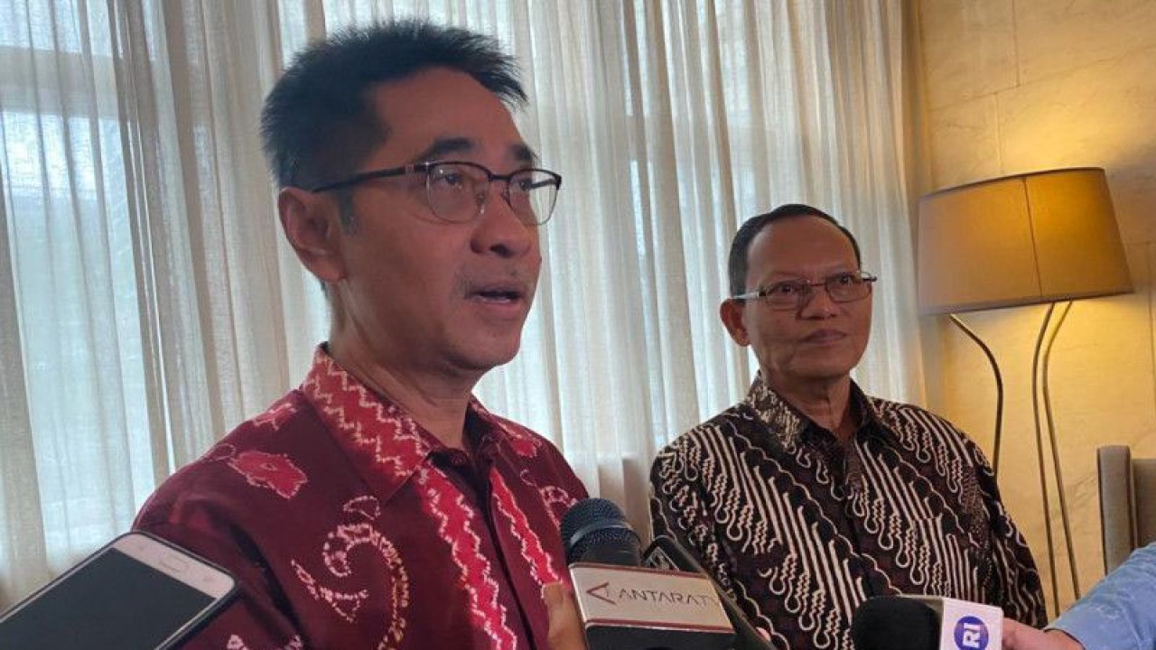 Dirjen PHL Agus Justianto (kiri) dan Wakil Ketua Umum Bidang Pengelolaan Hutan Tanaman Lestari APHI Soewarso ketika ditemui media usai acara diskusi yang diadakan KADIN di Jakarta, Selasa (20/12/2022). (ANTARA/Prisca Triferna)