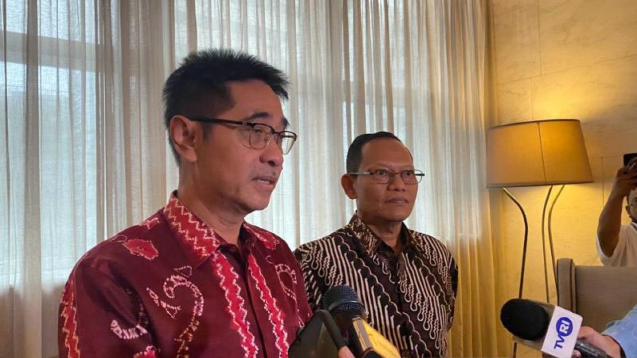 Dirjen PHL KLHK Agus Justianto (kiri) dan Wakil Ketua Umum Bidang Pengelolaan Hutan Tanaman Lestari APHI Soewarso ditemui media usai acara diskusi KADIN di Jakarta, Selasa (20/12/2022) (ANTARA/Prisca Triferna)