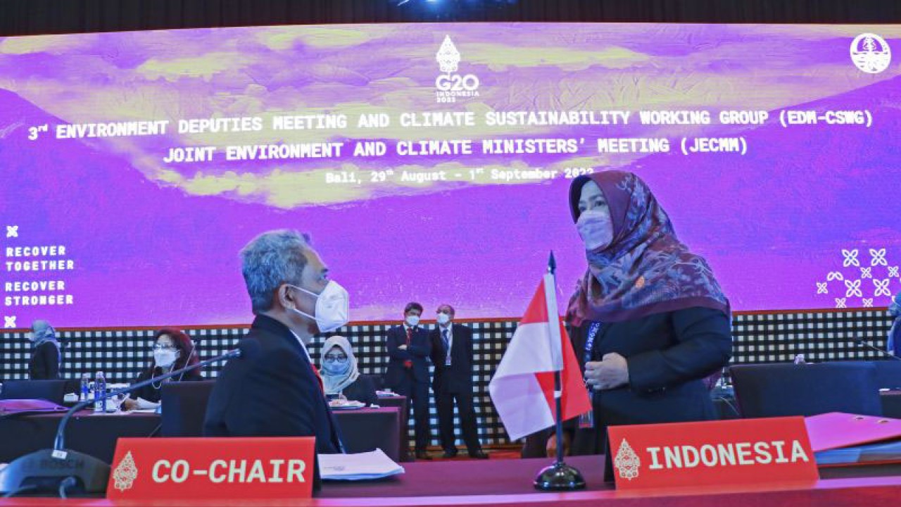 Dirjen PPI KLHK Laksmi Dhewanthi (kanan) dan Dirjen PPKL Sigit Reliantoro (ANTARA/HO-KLHK)