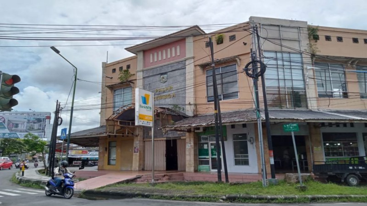 Sebuah kendaraan roda dua melintas di depan Pasar Rembiga Kota Mataram, Provinsi Nusa Tenggara Barat, yang mulai Januari 2023 jadi pasar malam. (Foto: ANTARA/Nirkomala)