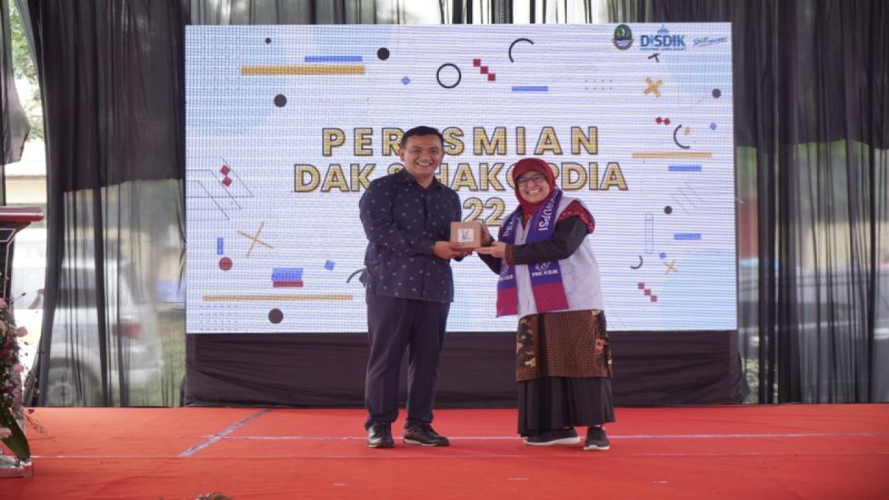 Dinas Pendidikan Provinsi Jawa Barat (Disdik Jabar) menandatangani MoU dengan Penyuluh Antikorupsi Kujang Bersatu Jawa Barat (PAK KBJB), dengan adanya kerja sama tersebut Disdik Jabar berkomitmen menghadirkan sekolah berintegrasi (ANTARA/HO-Humas Disdik Jawa Barat)