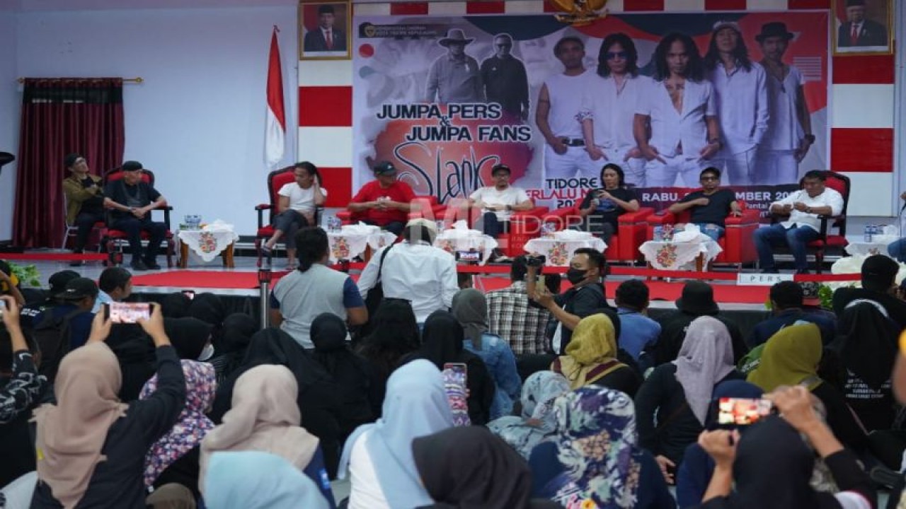 Dinas Perhubungan Kota Tidore Kepulauan (Dishub Tikep) akan membuka akses transportasi feri selama 1x24 jam, untuk memudahkan masyarakat dari berbagai daerah datang menyaksikan Grup Band Slank menggelar konser di Pantai Tugulufa Tidore. ANTARA/Abdul Fatah