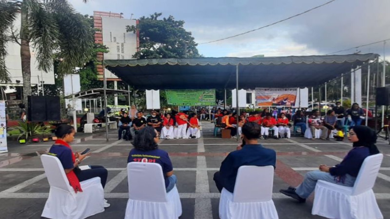 Diskusi Komnas HAM bersama LSM dan masyarakat lainnya saat hari HAM di Gong Perdamaian Ambon, 10 Desember 2022. (ANTARA/HO-Komnas HAM)