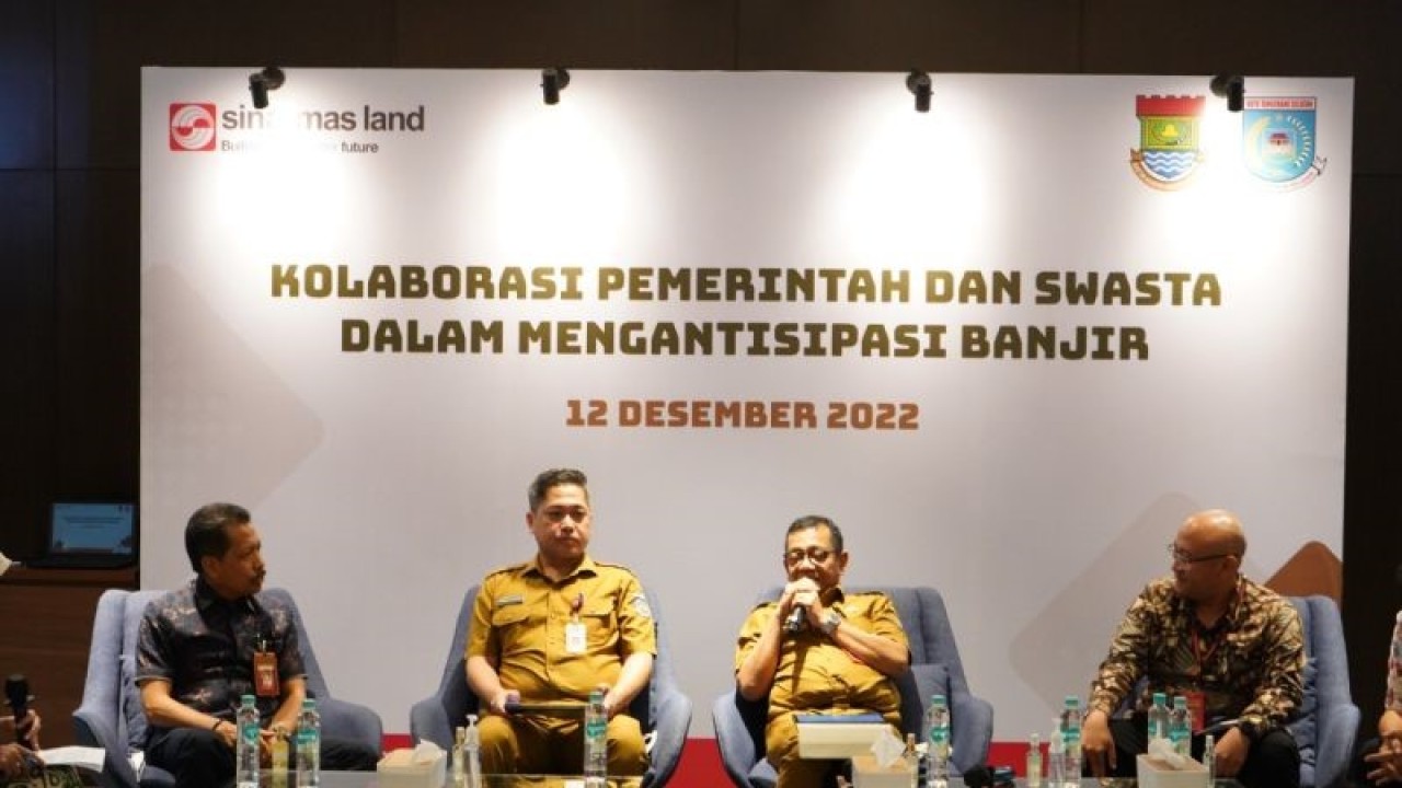 Diskusi terkait kolaborasi pemerintah daerah dan swasta dalam mengatasi banjir di wilayah yang diselenggarakan di Serpong, Senin.