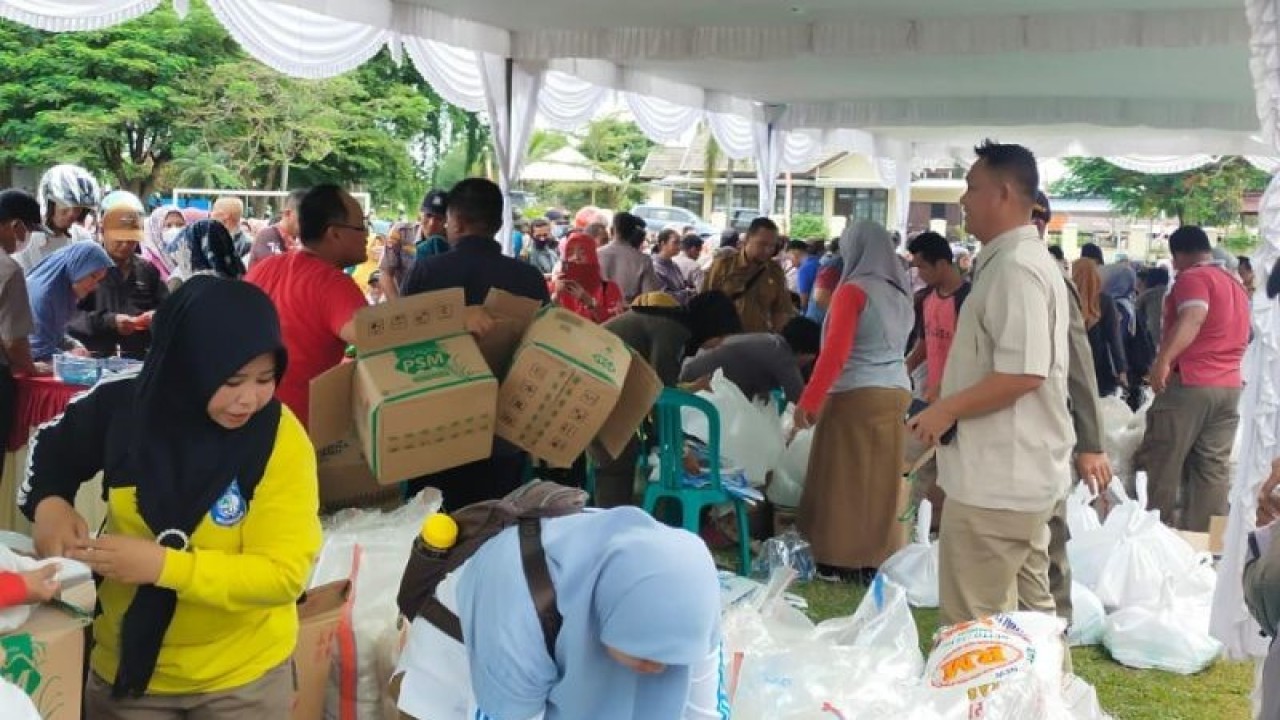 Penyelenggaraan Pasar Murah di Lapangan Gelora Mentok oleh Disperindag babel bersama BI Perwakilan Babel dalam upaya mengendalikan inflasi daerah. (ANTARA/ Donatus Dasapurna)