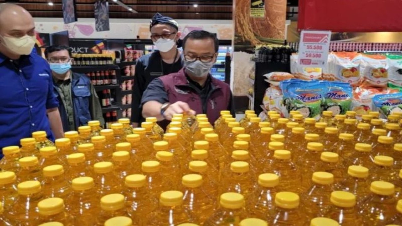 Kepala Dinas Perindustrian dan Perdagangan Jawa Barat Iendra Sofyan saat mengecek kebutuhan pokok di salah satu supermarket di Kota Bandung, Jabar, Jumat (22/4/2022). ANTARA/HO-Humas Disperindag Jawa Barat