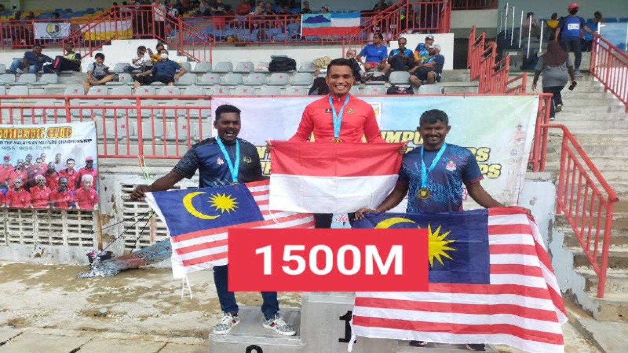 Personel Ditlantas Polda Kepri Bripka Desjan Silagan saat meraih emas di kejuaraan internasional Atletik Master di Kuala Lumpur, Malaysia. (ANTARA/HO-Ditlantas Polda Kepri)