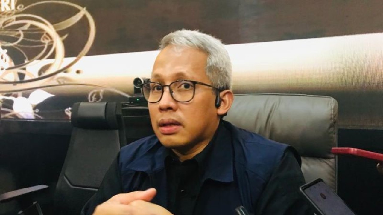Kepala Bagian Kejahatan Internasional (Kabag Jatinter) Set NCB Interpol Indonesia Divisi Hubungan Internasional (Divhubinter) Polri Komisaris Besar Polisi Tommy Aria Dwianto saat menggelar konferensi pers terkait pemulangan dua buron yang masuk dalam red notice Interpol di Mako Polda Bali, Denpasar, Selasa (13/12/2022). ANTARA/Rolandus Nampu