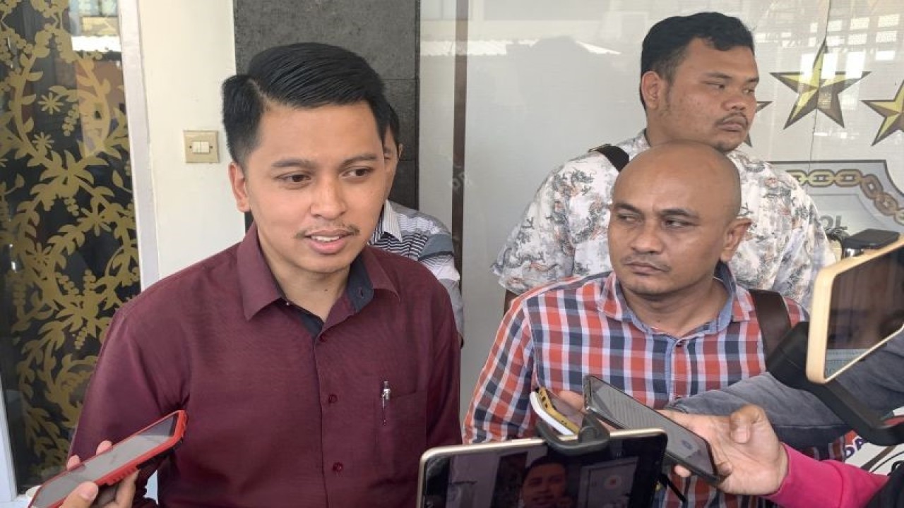 Anggota Tim Hukum Gabungan Aremania (TGA) Anjar Nawan Yusky (kiri) saat memberikan keterangan kepada media di Mapolresta Malang Kota, Jawa Timur, Senin (19/12/2022). ANTARA/Vicki Febrianto