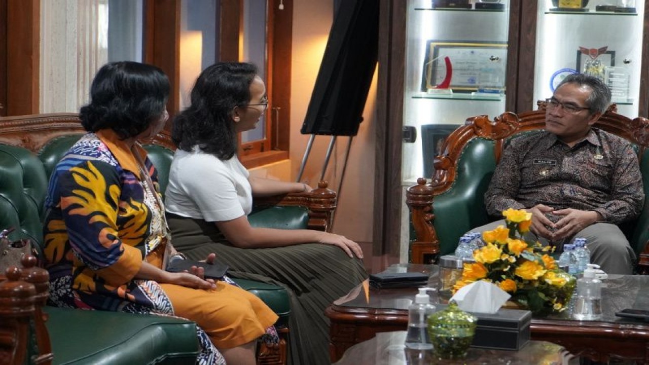 Audiensi GKR Bendara dengan Bupati Bantul Abdul Halim Muslih terkait gelaran ASEAN Tourism Forum 2023 di Ruang Bupati Bantul, DIY, Jumat (30/12/2022) (ANTARA/HO-Humas Pemkab Bantul)