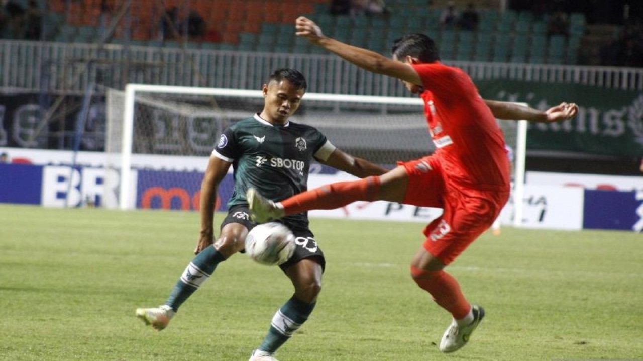 Arsip - Pesepak bola Persikabo 1973 Dimas Drajad (kiri) berebut bola dengan pesepak bola Borneo FC Samarinda Agung Prasetyo (kanan) dalam lanjutan BRI Liga 1 di Stadion Pakansari, Kabupaten Bogor, Jawa Barat, Sabtu (3/9/2022). . ANTARA FOTO/Yulius Satria Wijaya/wsj.
