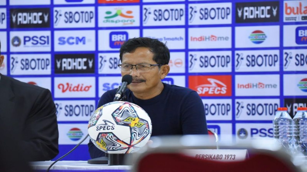 Pelatih Persikabo 1973 Djadjang Nurdjaman berbicara pada sesi konferensi pers seusai pertandingan kontra Arema FC pada pekan ke-14 Liga 1 Indonesia di Stadion Manahan, Solo, Rabu (14/12/2022). (ANTARA/HO-Persikabo 1973)