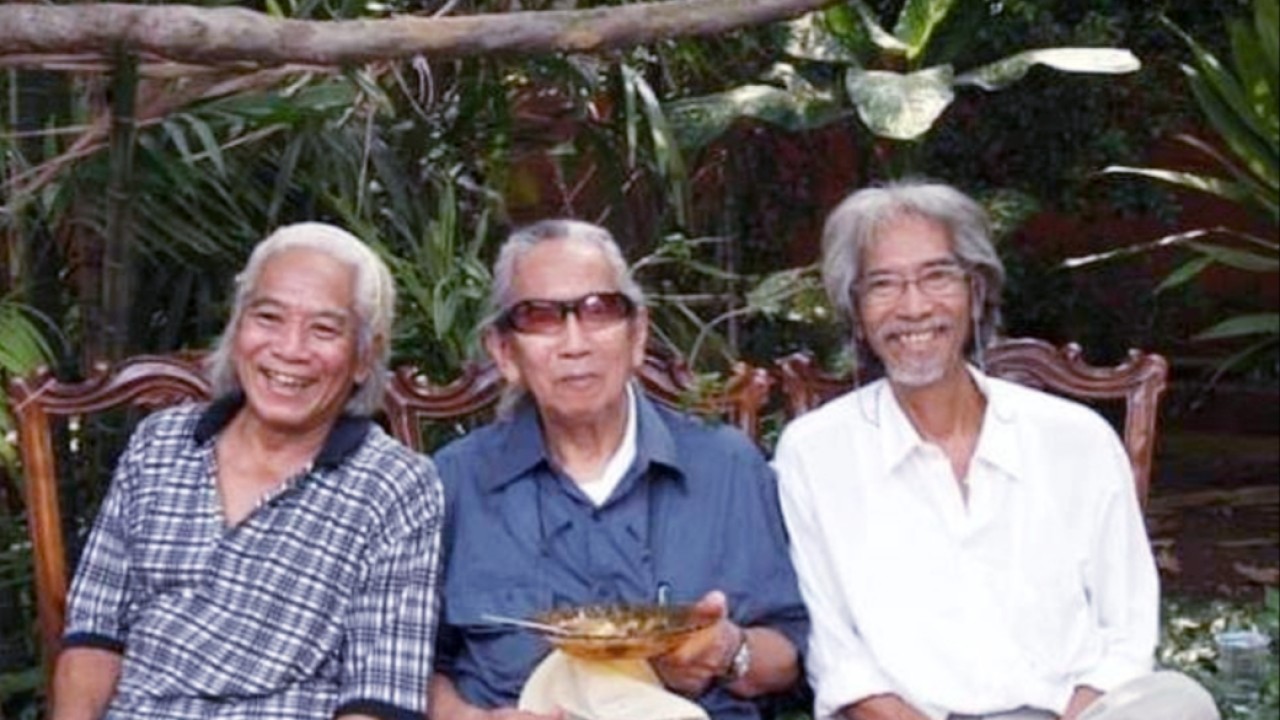 Djon Koeswoyo tengah/net