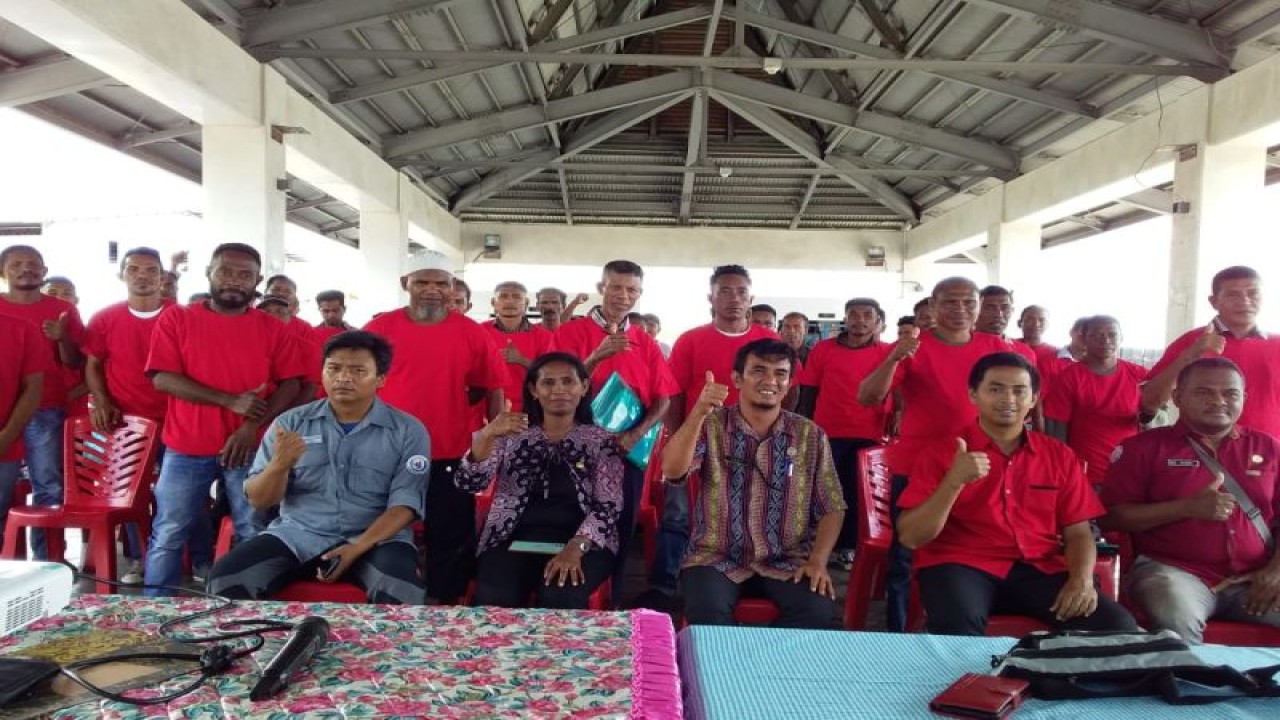 Perwakilan Dinas Kelautan dan Perikanan (DKP) Provinsi Nusa Tenggara Timur, Balai Pelatihan dan Penyuluhan Perikanan (BP3) Banyuwangi, serta nelayan berpose bersama dalam kegiatan bimbingan tekni bagi nelayan di PPI Amagarapati Larantuka, Kabupaten Flores Timur, Kamis (15/11/2022). (ANTARA/HO-Cabang DKP NTT Wilayah Kabupaten Flores Timur, Lembata, Sikka.)