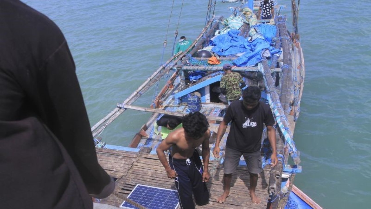 Sejumlah nelayan desa Papela, Kecamatan Rote Timur, Kabupaten Rote Ndao mempersiapkan kapalnya sebelum berlayar mencari ikan di perbatasan Indonesia-Australia. ANTARA/Kornelis Kaha.