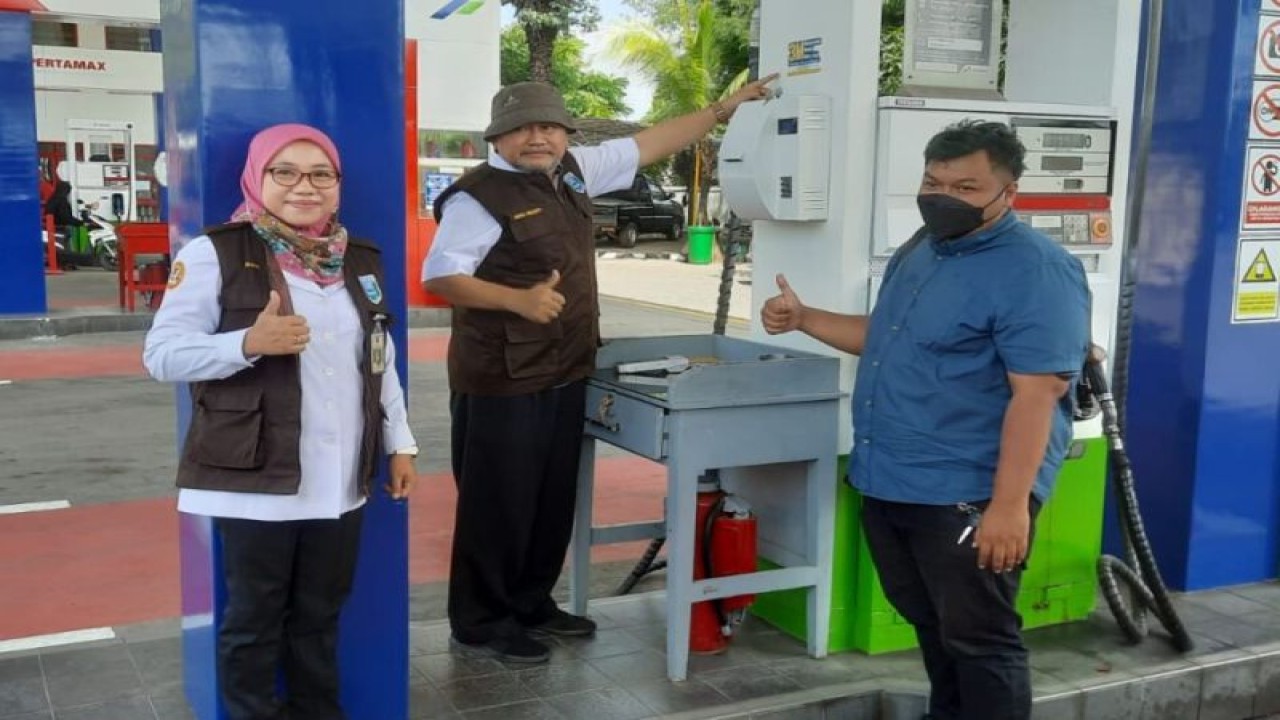 Petugas melakukan pengecekan PUBBM di SPBU 5467205 Kebonagung, Kecamatan Kraksaan, Kabupaten Probolinggo, Kamis (21/12/2022). (ANTARA/HO-Diskominfo Kabupaten Probolinggo)