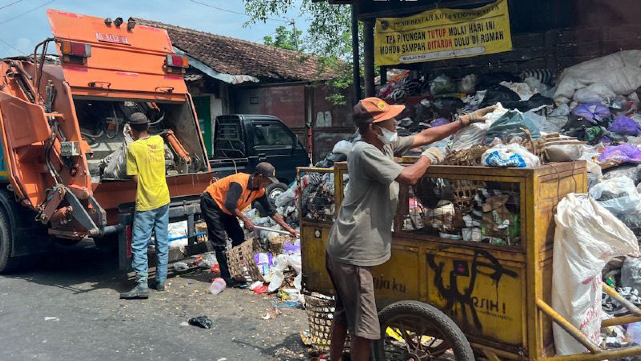 Petugas DLH Kota Yogyakarta melakukan pengangkutan tumpukan sampah yang meluber ke jalan dari salah satu depo sampah di Kota Yogyakarta setelah TPA Piyungan kembali dibuka, Kamis (12/5/2022) (ANTARA/Eka AR)