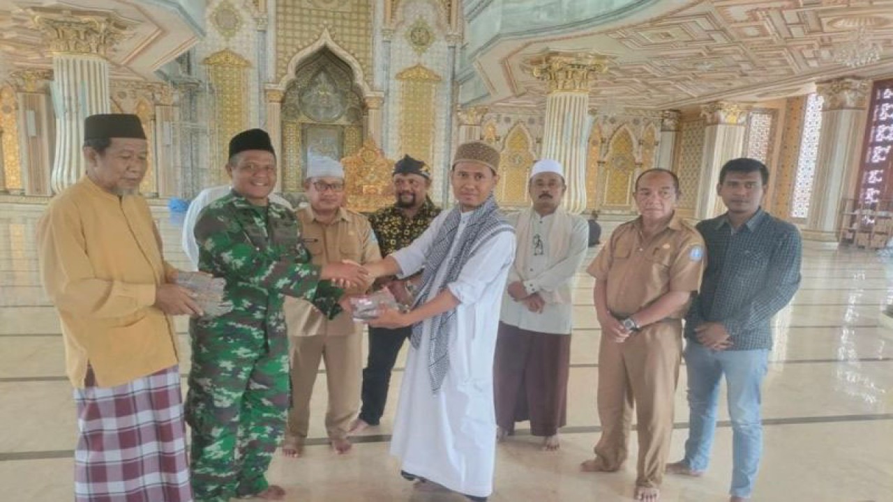 Penyerahan donasi Rp65,7 juta dari DMI Kabupaten Jayapura yang diwakili kepada Ustadz Idrus Lesmana. ANTARA/HO-Dokumentasi pribadi DMI Kabupaten Jayapura
