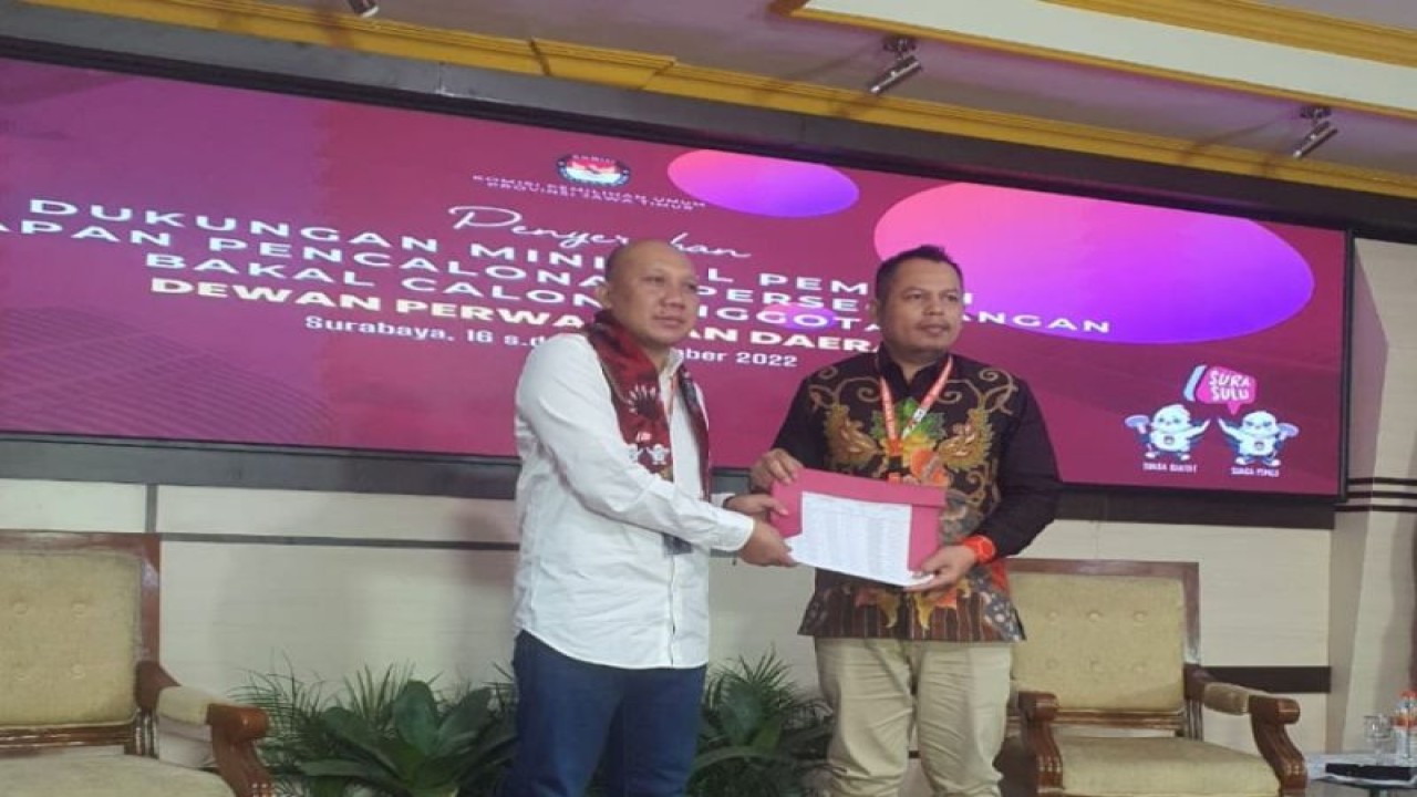 Direktur Master C-19 Tim Pemenangan Wapres RI Ma'ruf Amin, Doddy Dwi Nugroho saat mendaftarkan diri sebagai bakal calon anggota DPD RI Dapil Jatim di Kantor KPU Jatim, Kota Surabaya, Kamis (29/12/2022). Penyerahan berkas Doddy diterima langsung Ketua KPU Jatim Choirul Anam. (ANTARA/HO-Tim Doddy)