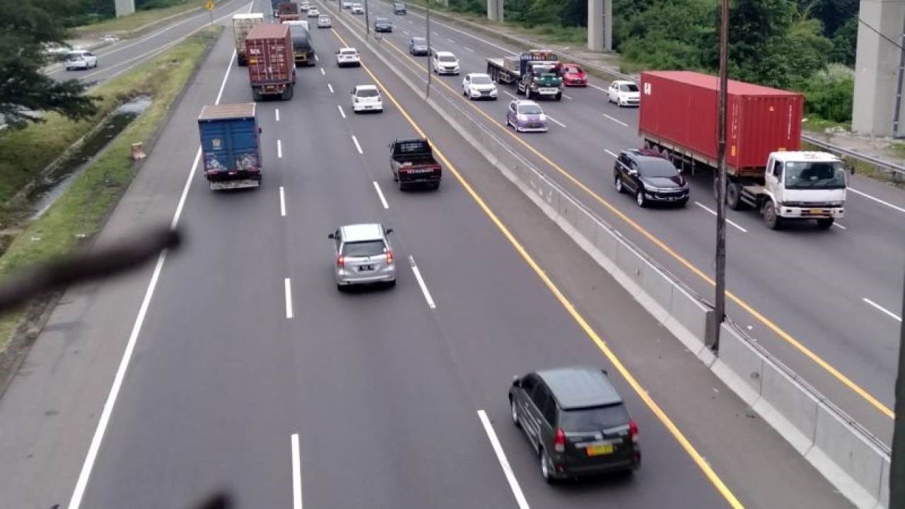 Dokumen - Arus lalu lintas di jalan Tol Jakarta-Cikampek. (ANTARA/Ali Khumaini/dok)