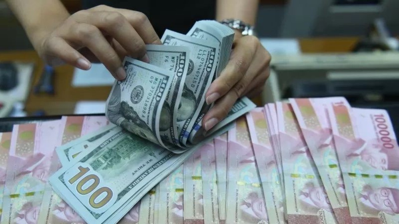 Dokumen - Pekerja menghitung uang dolar Amerika Serikat dan Rupiah di sebuah tempat penukaran uang di Jakarta. (ANTARA FOTO/Akbar Nugroho Gumay)